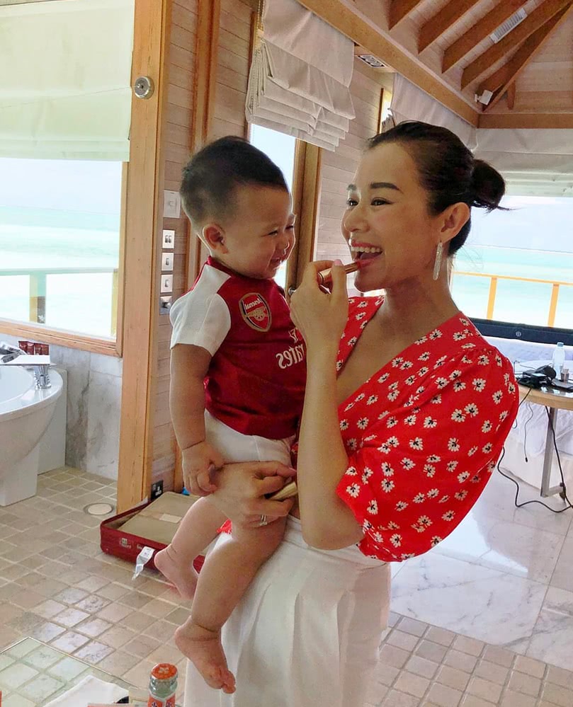 胡杏儿老公晒儿子和小伙伴交换泡泡球表情呆萌可爱极了