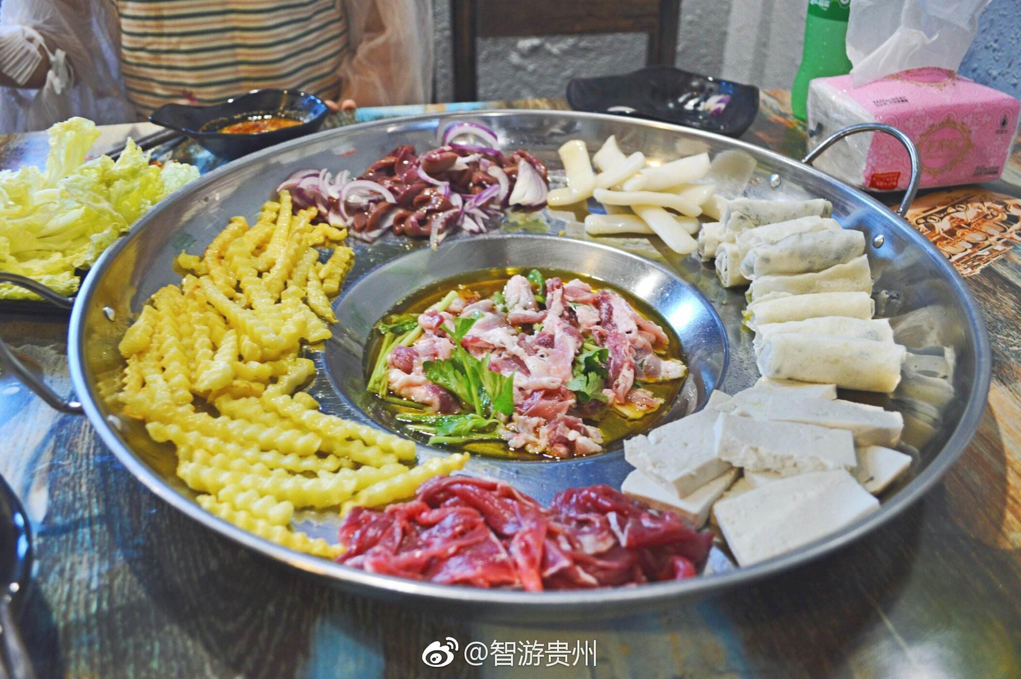 在贵州有一种特色小吃叫烙锅，一碗蘸水，一碗辣椒面_新浪新闻
