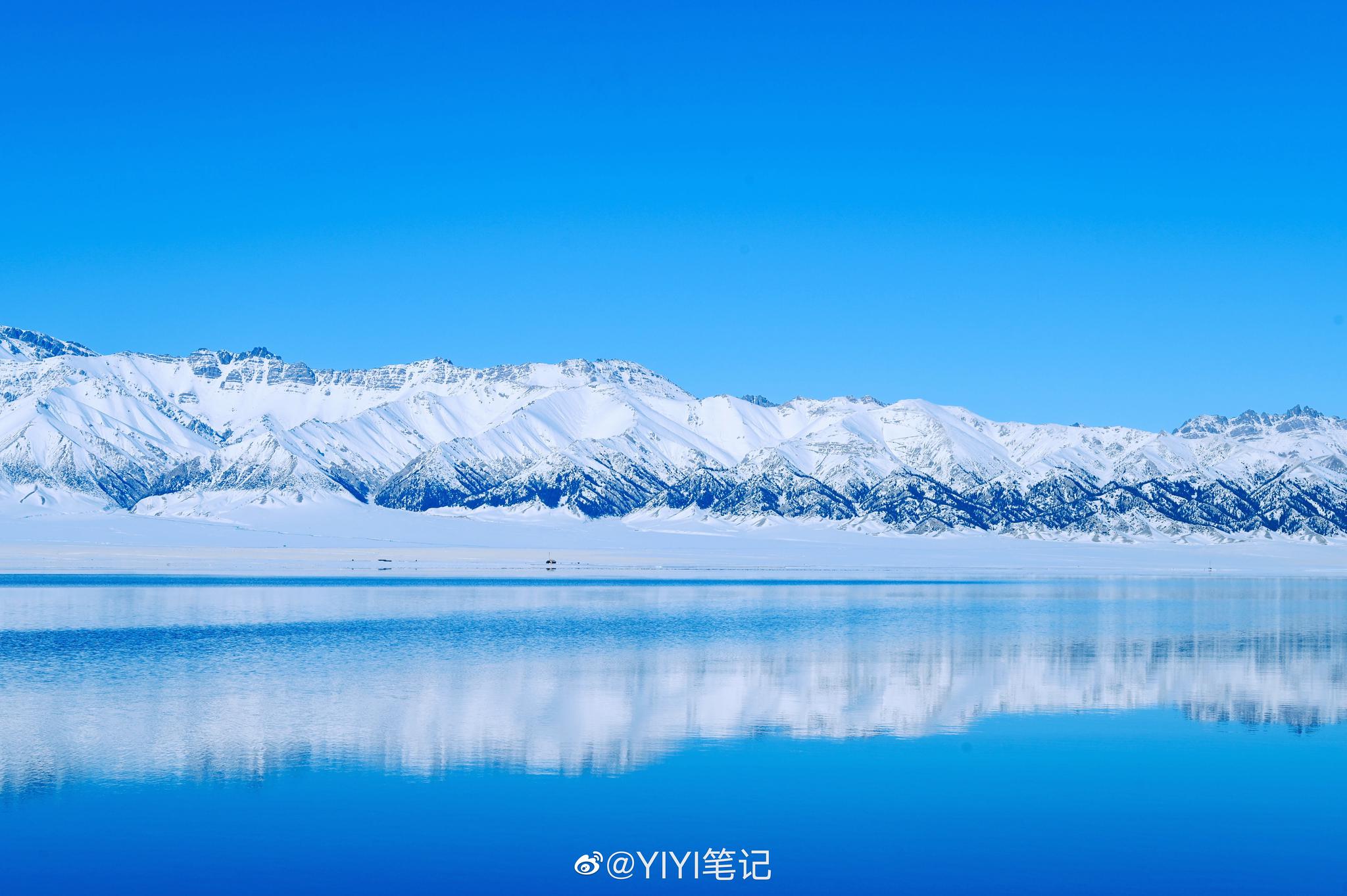 冬天的赛里木湖非常的安静,湖水蓝得透彻