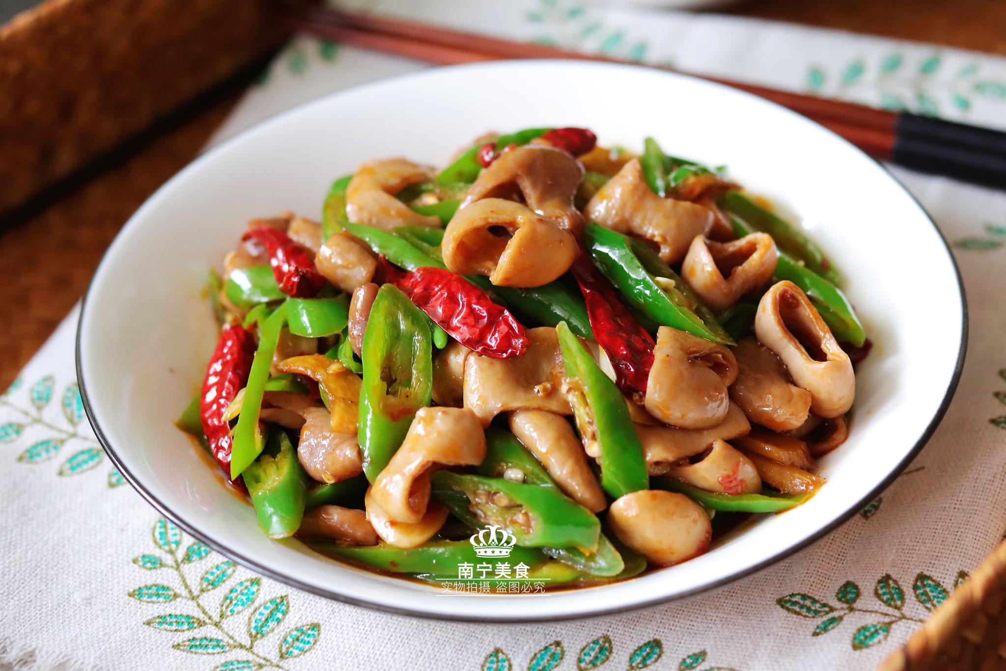 年夜饭上怎么少得了这道青椒肥肠,脆韧q弹好下饭,1锅饭不够吃|猪大肠|