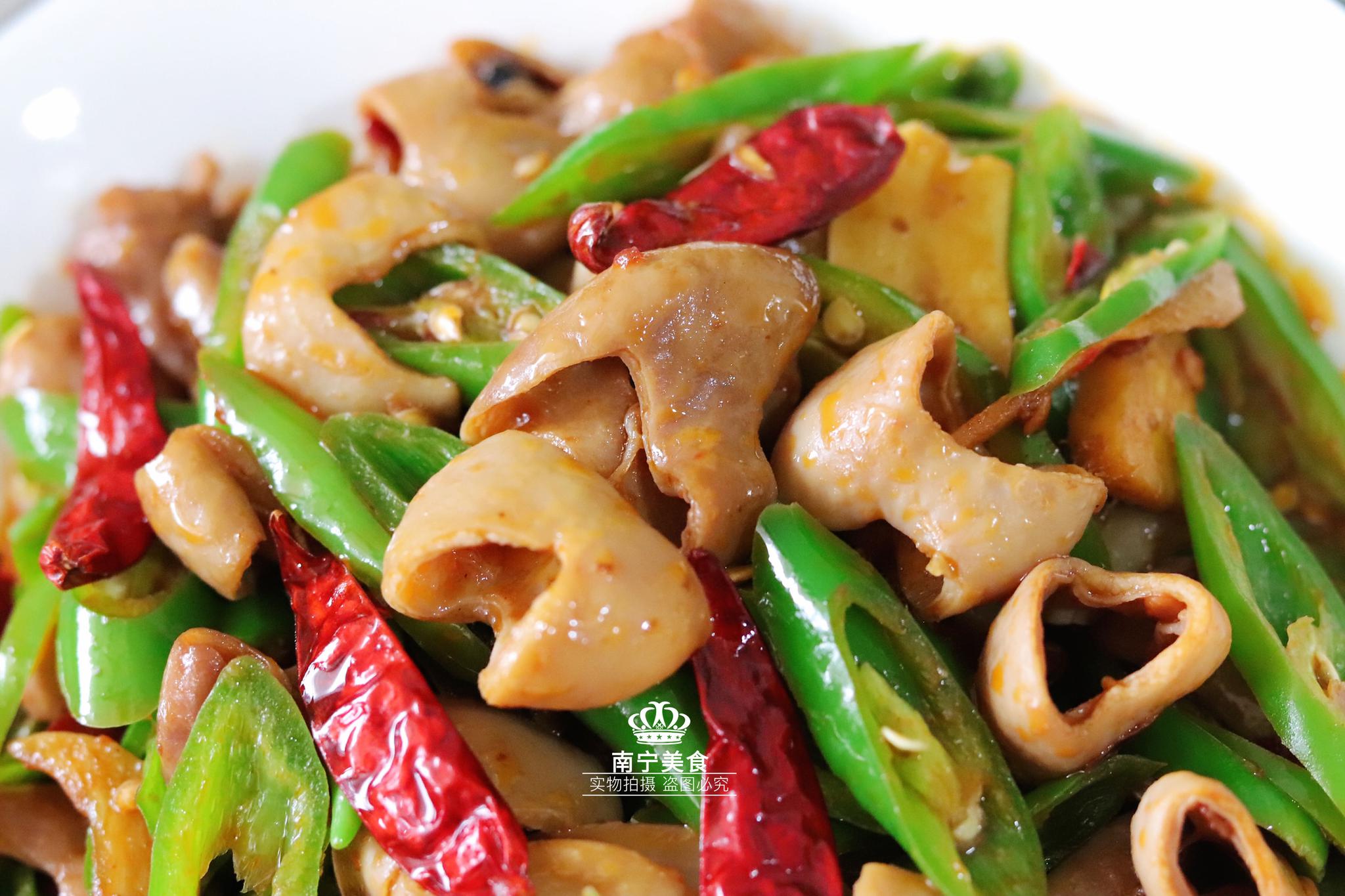 年夜饭上怎么少得了这道青椒肥肠,脆韧q弹好下饭,1锅饭不够吃