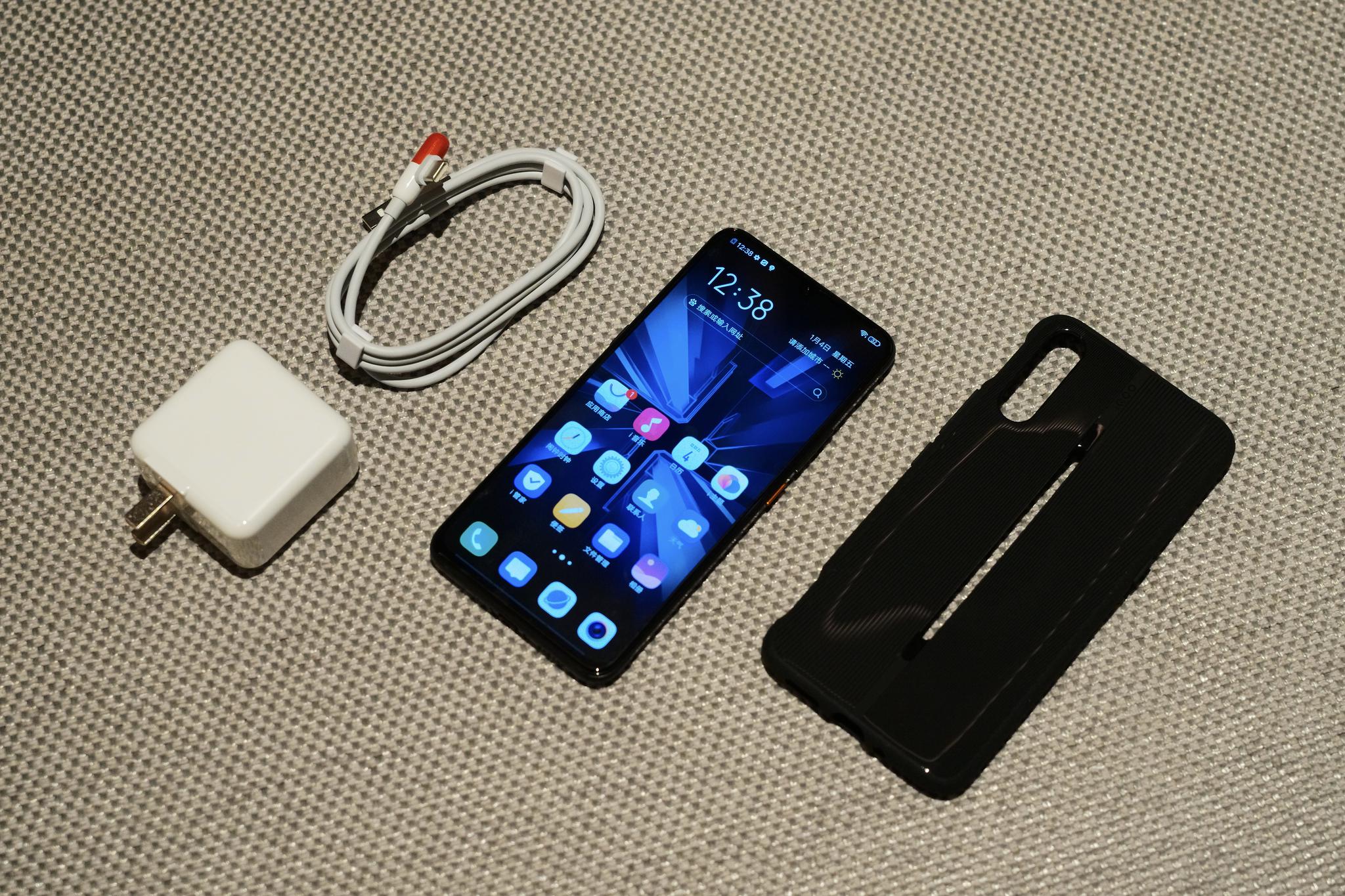 一组iqoomonster12256gb版开箱图包装盒有vivo标识