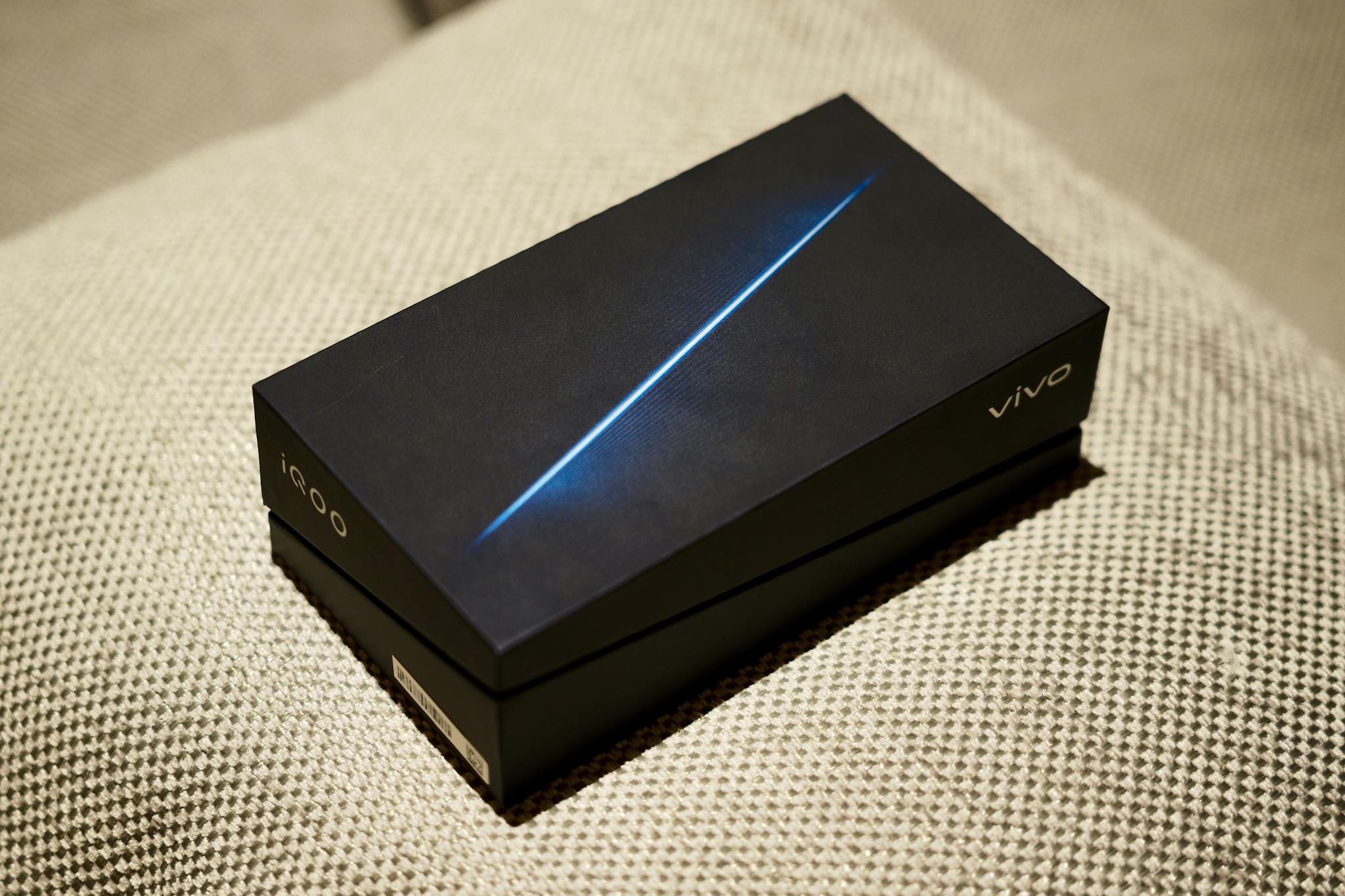 一组iqoomonster12256gb版开箱图包装盒有vivo标识