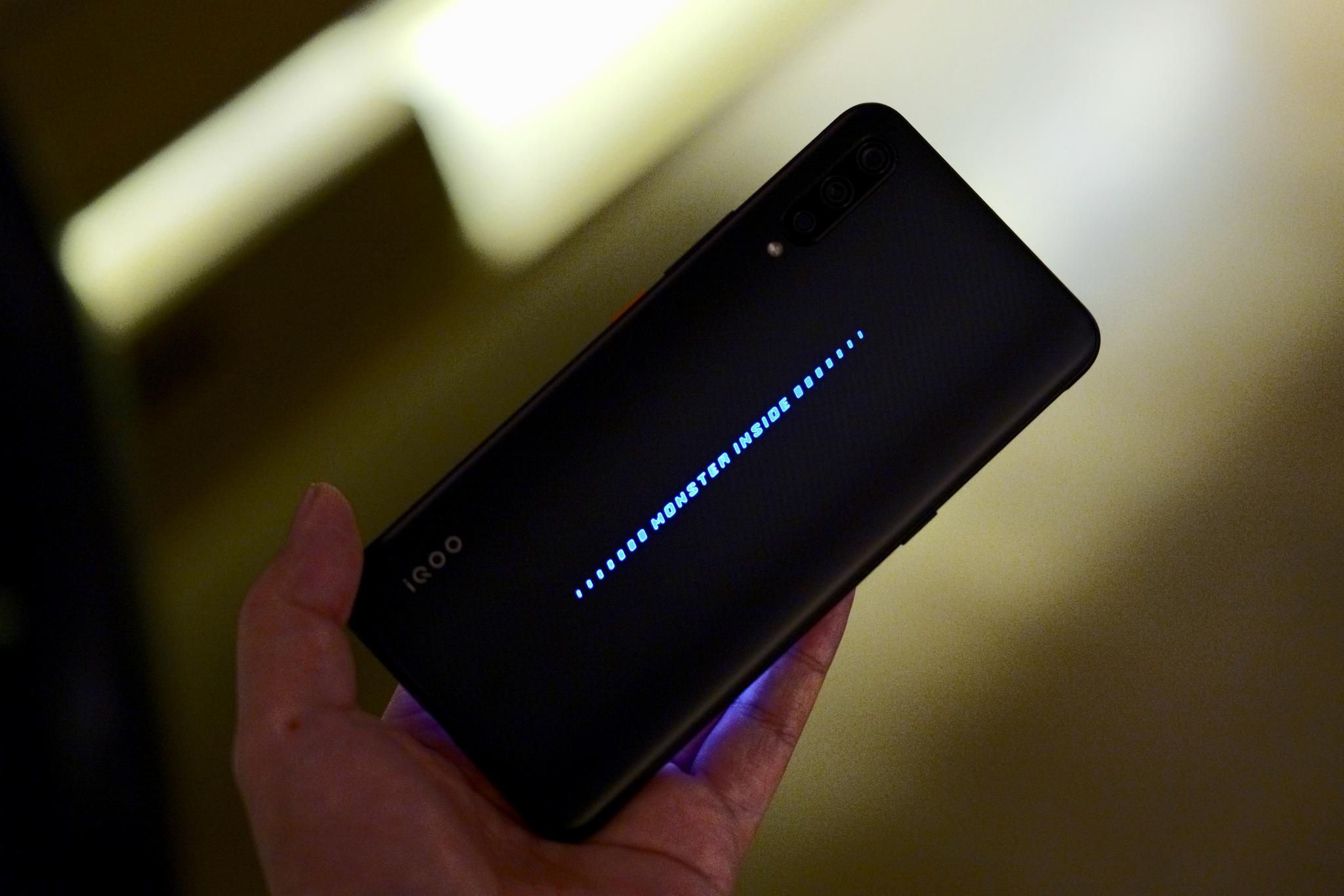 一组iqoomonster12256gb版开箱图包装盒有vivo标识