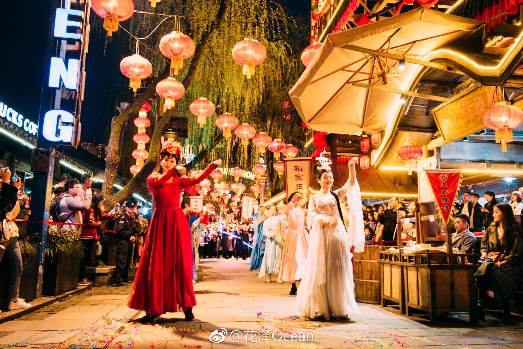 晴天遇上周末 杭州宋城变得格外的热闹 走在宋城里能看到很多穿着汉服