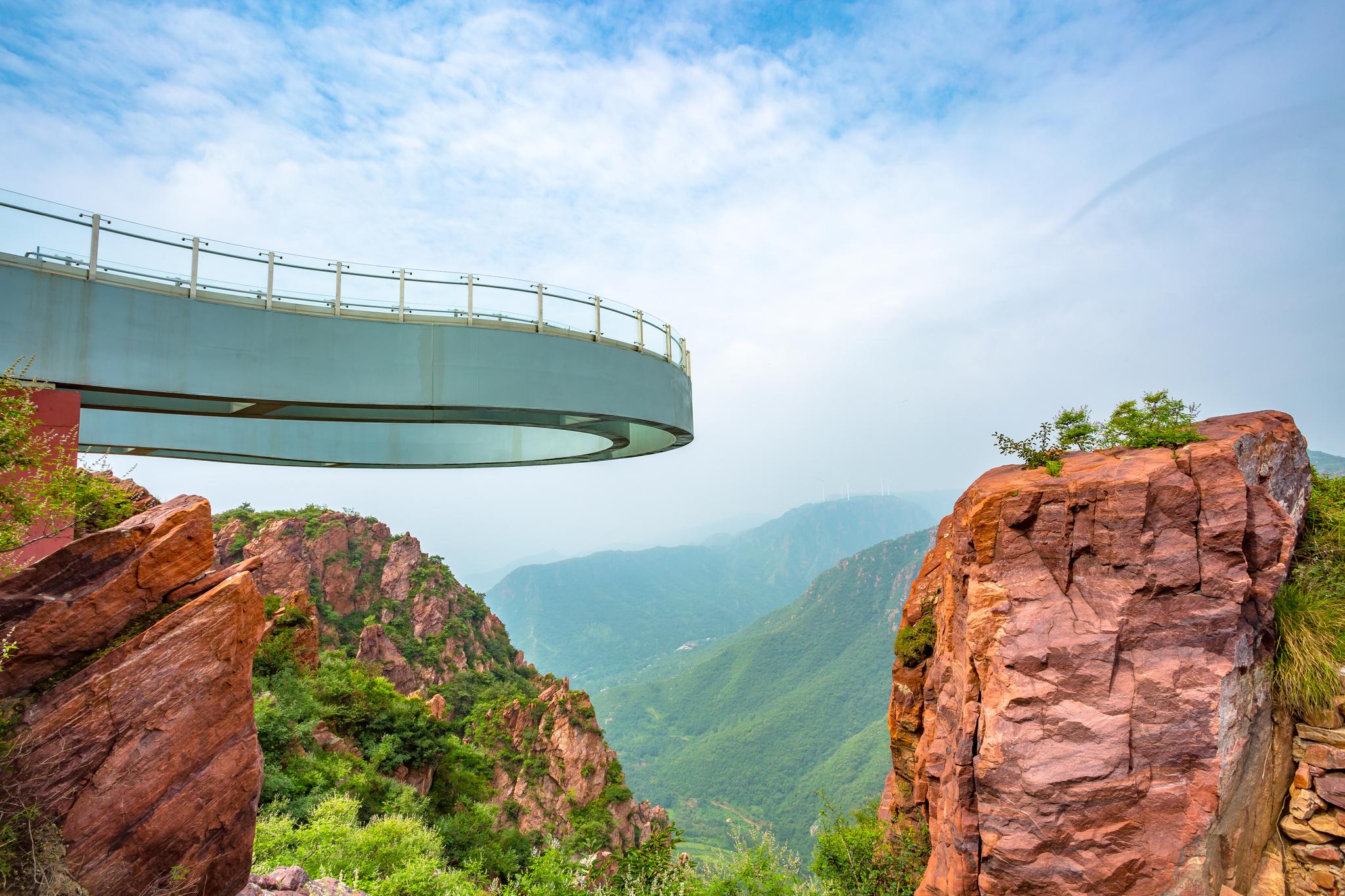 世界最长环形玻璃桥廊你敢走吗