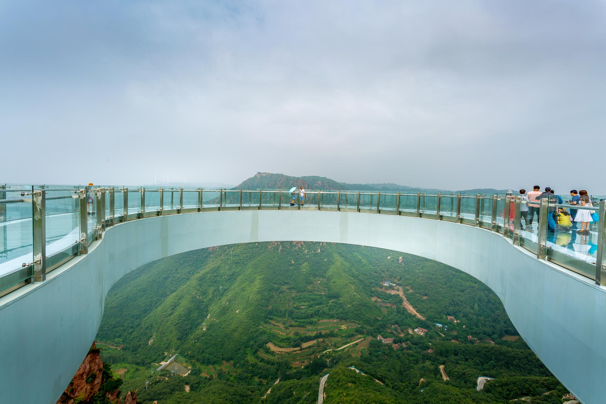 世界最长环形玻璃桥廊你敢走吗