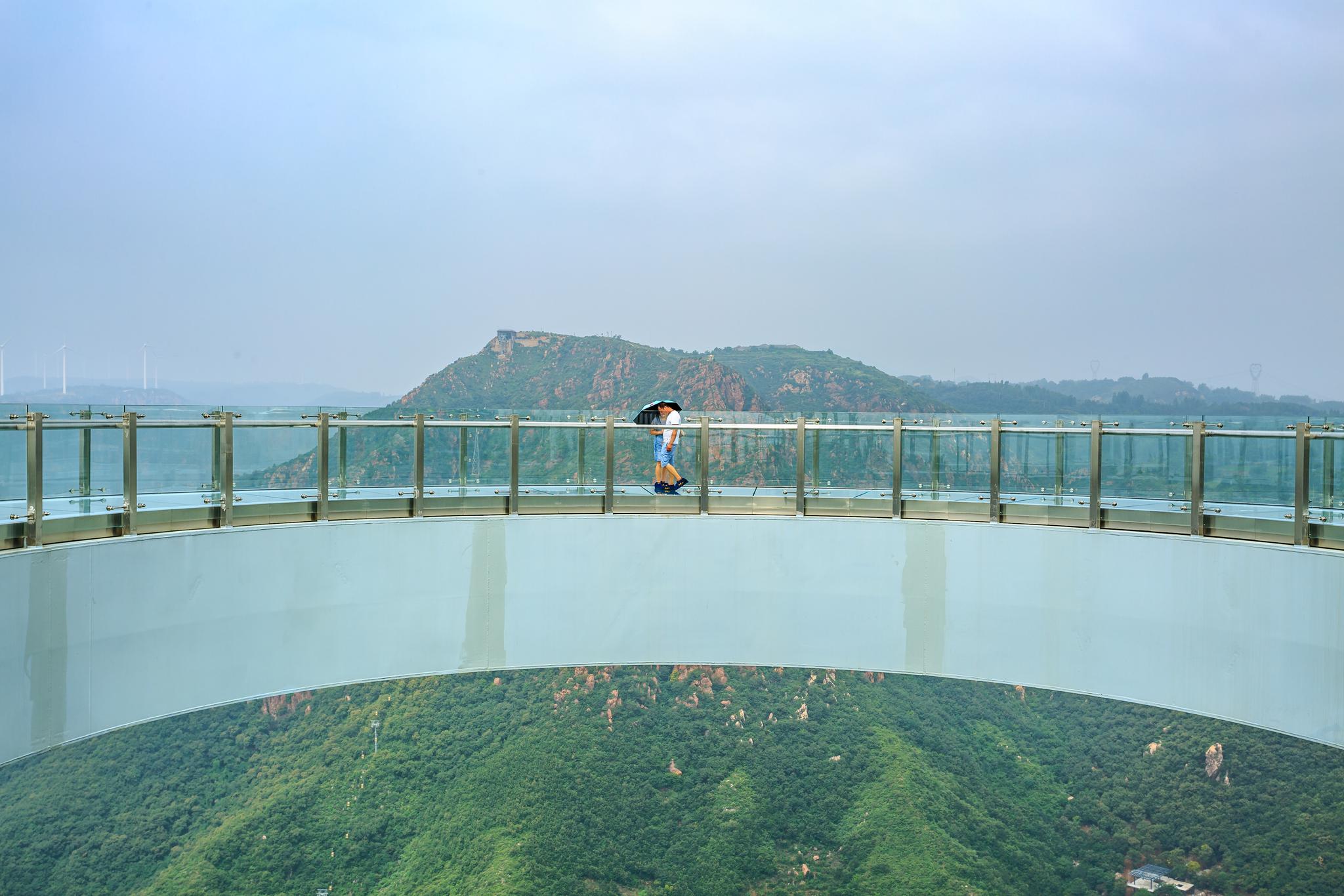 世界最长环形玻璃桥廊你敢走吗