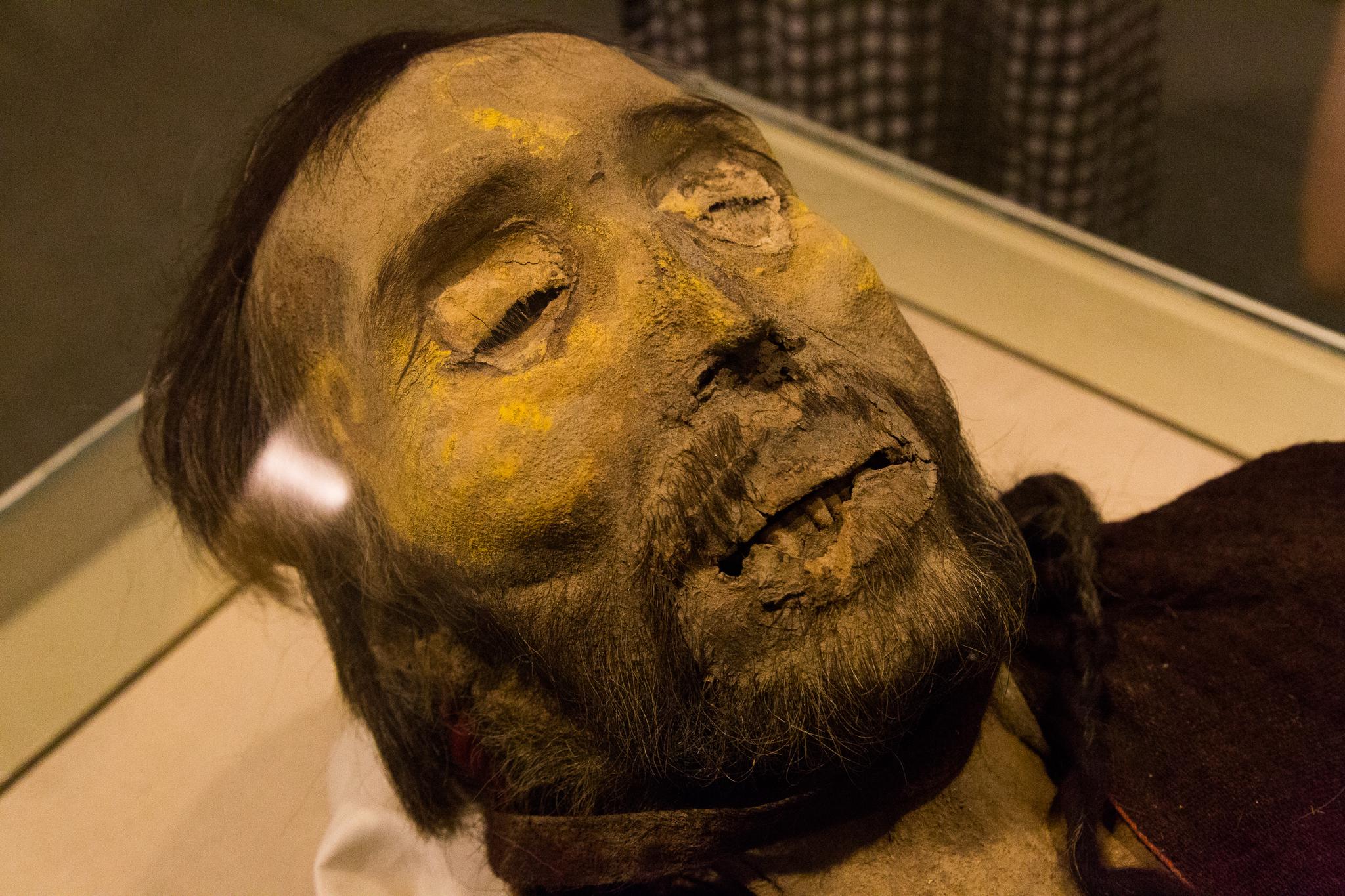 距今3800年)② 小河墓地女尸(距今3800年)③ 古墓沟幼儿干尸(距今3800