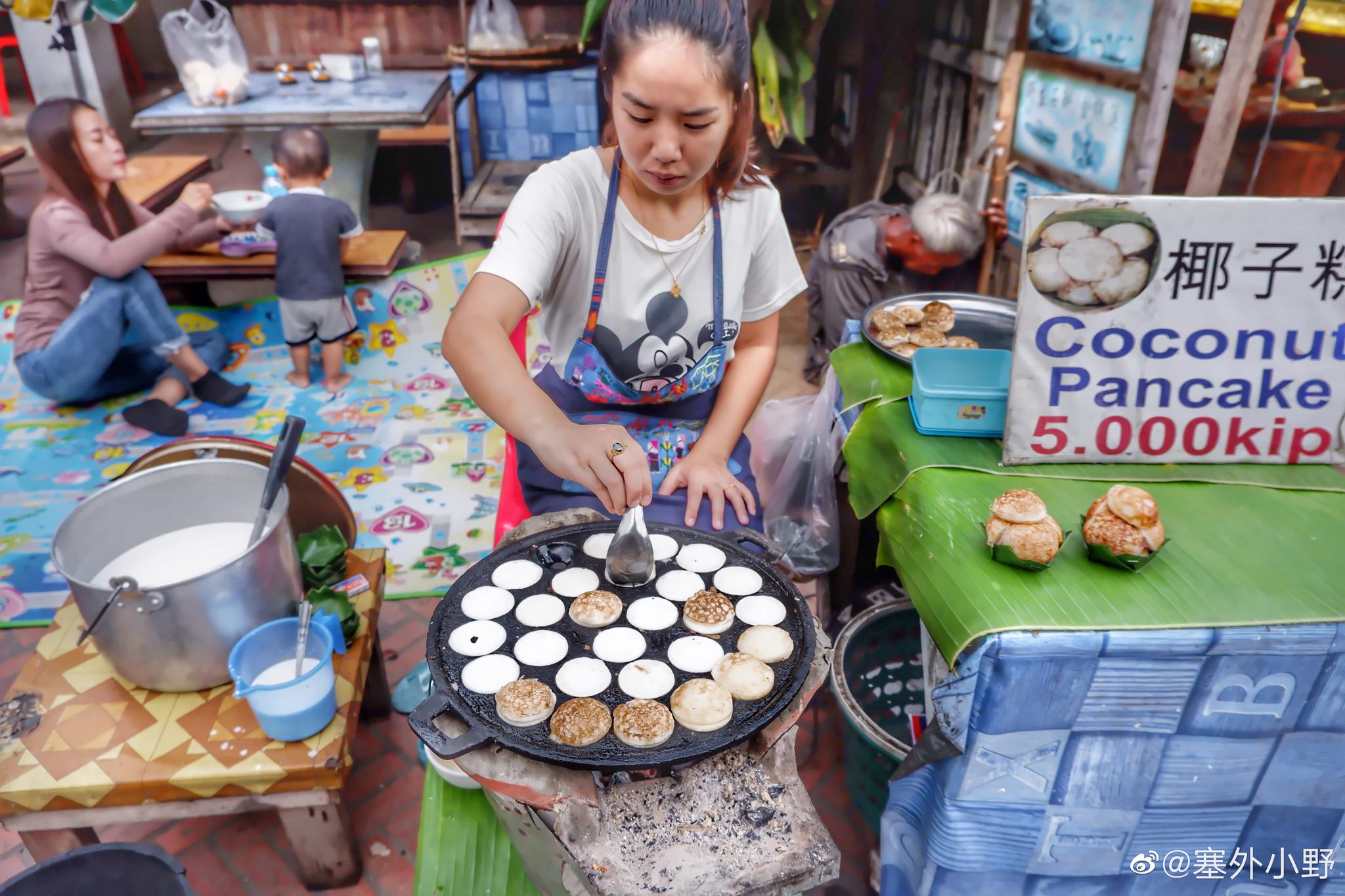 老挝琅勃拉邦夜市美食街藏在一条小小简陋的巷子里
