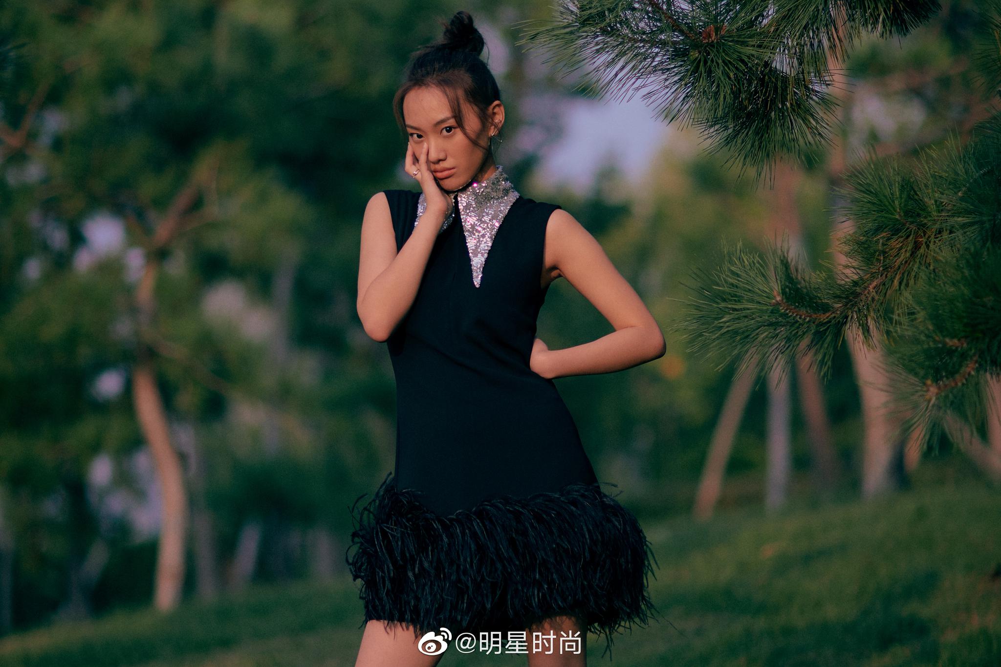 邹元清身穿16arlington黑色短裙搭配sergiorossi高跟鞋