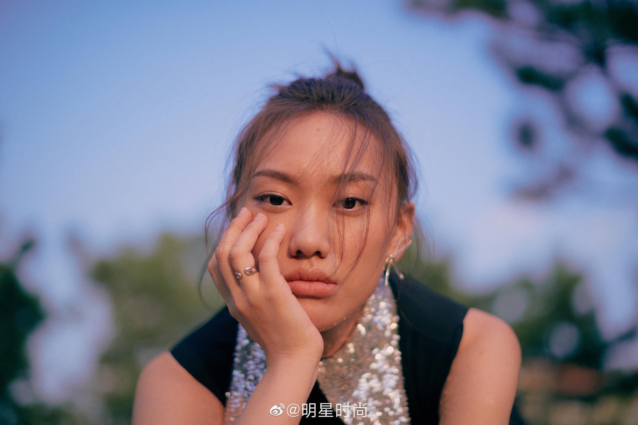 邹元清身穿16arlington黑色短裙搭配sergiorossi高跟鞋