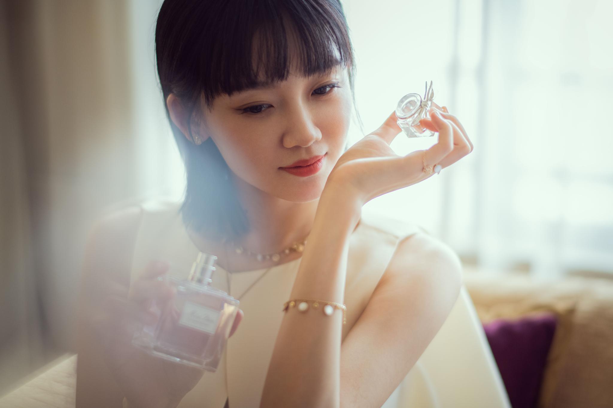 苗苗-vivi 身着纯色披风裙出席dior圣诞点灯仪式