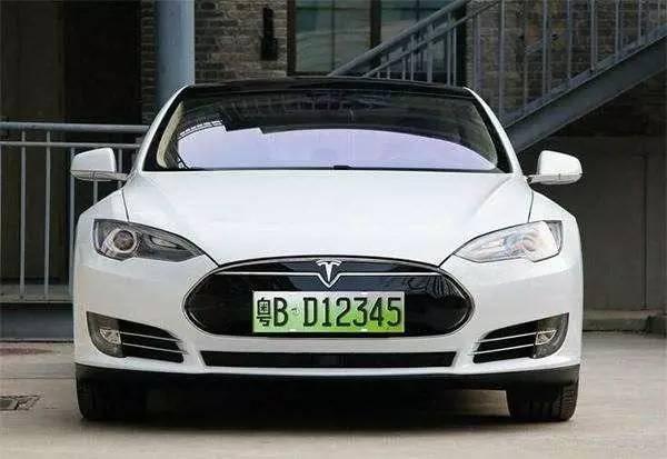 绿底黑字绿底白字算是老车牌了,家里有过拖拉机的都认识.