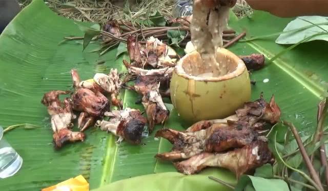 越南小伙在稻田捉到30只田鼠,现场烤着吃,这在越南是极品美味