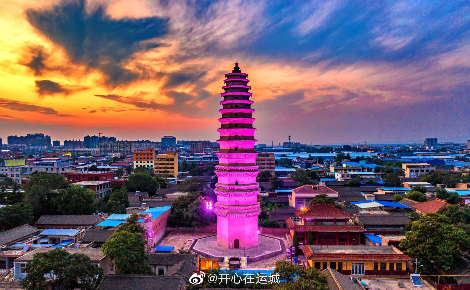 近日,山西运城盐湖区全国重点文物保护单位安邑太平兴国寺塔亮灯,千年