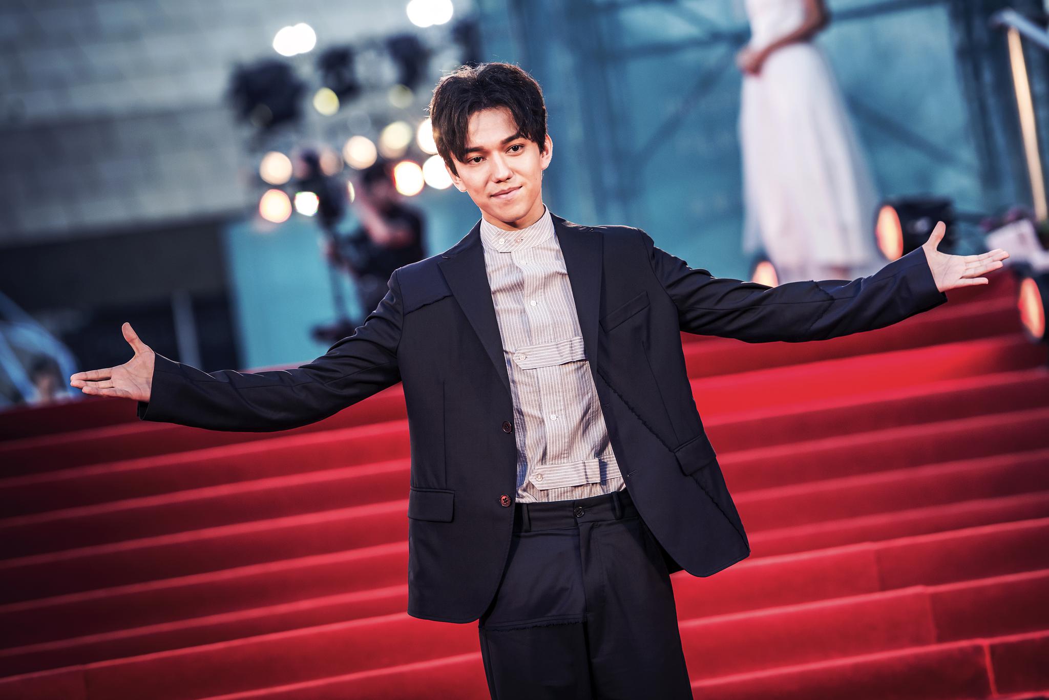 今日@迪玛希dimash 现身 的开幕典礼,致敬经典电影《泰坦尼克号》