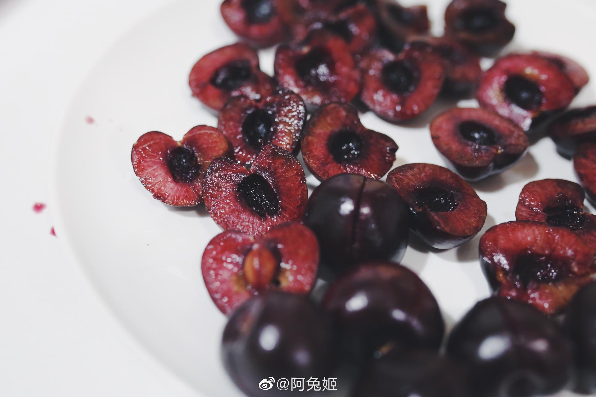 天就快过期的淡奶油第一次出小区买来的立顿红茶完全失败的车厘子酪酪