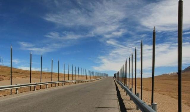 青藏公路两边的"铁棒",究竟有何用处?看完佩服工程师智慧