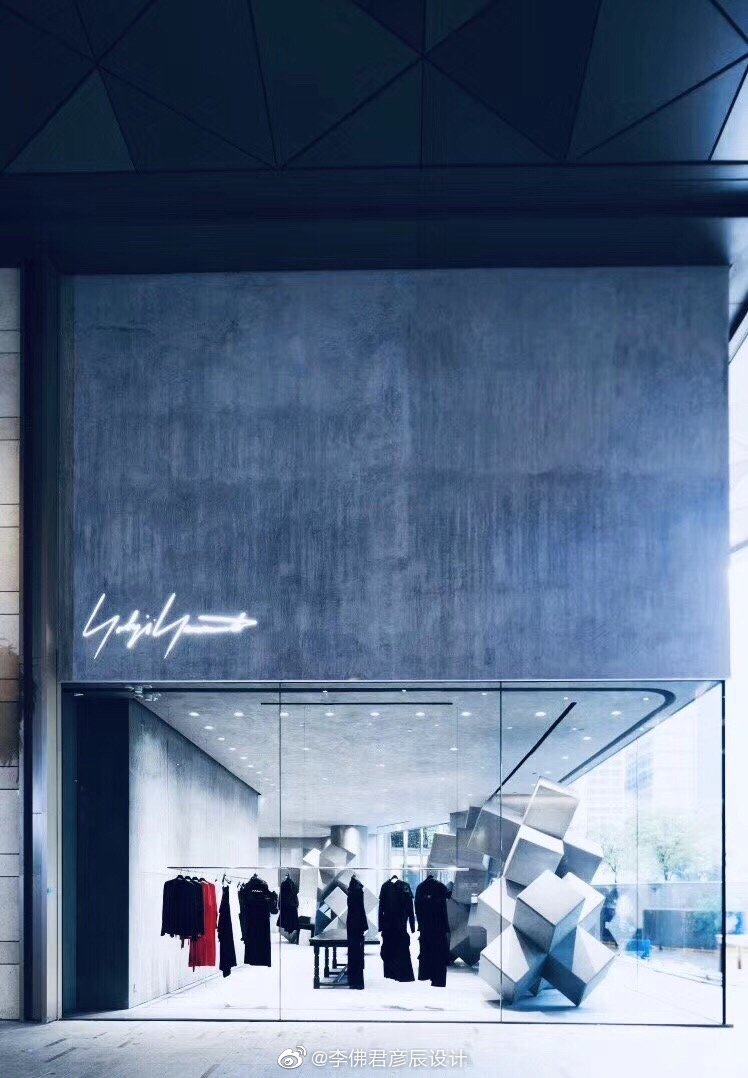 香港新开的山本耀司专卖店用了鲁班锁的设计概念做美陈