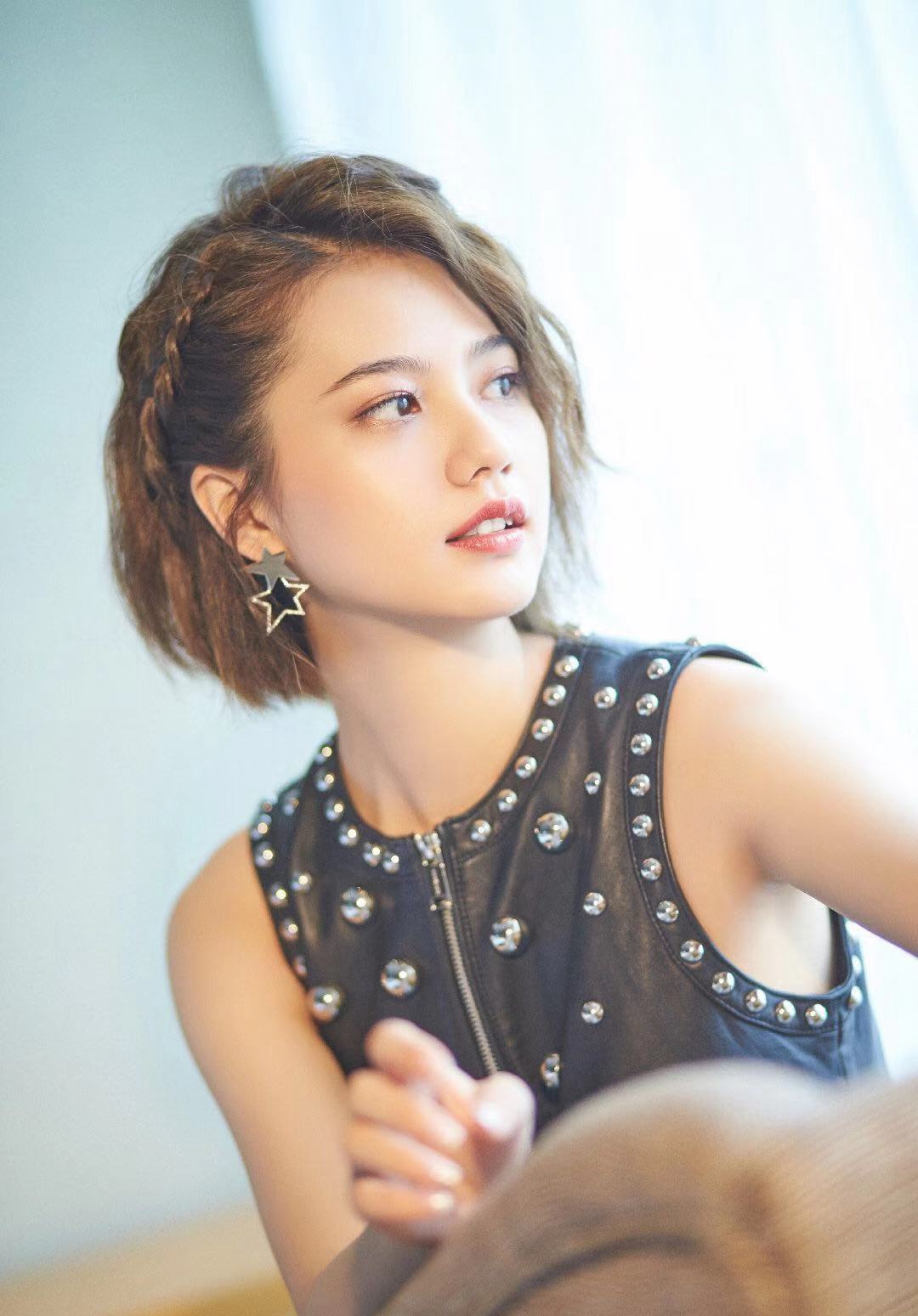 亲爱的热爱的换了短发的孙亚亚剧外造型多变美得认不出