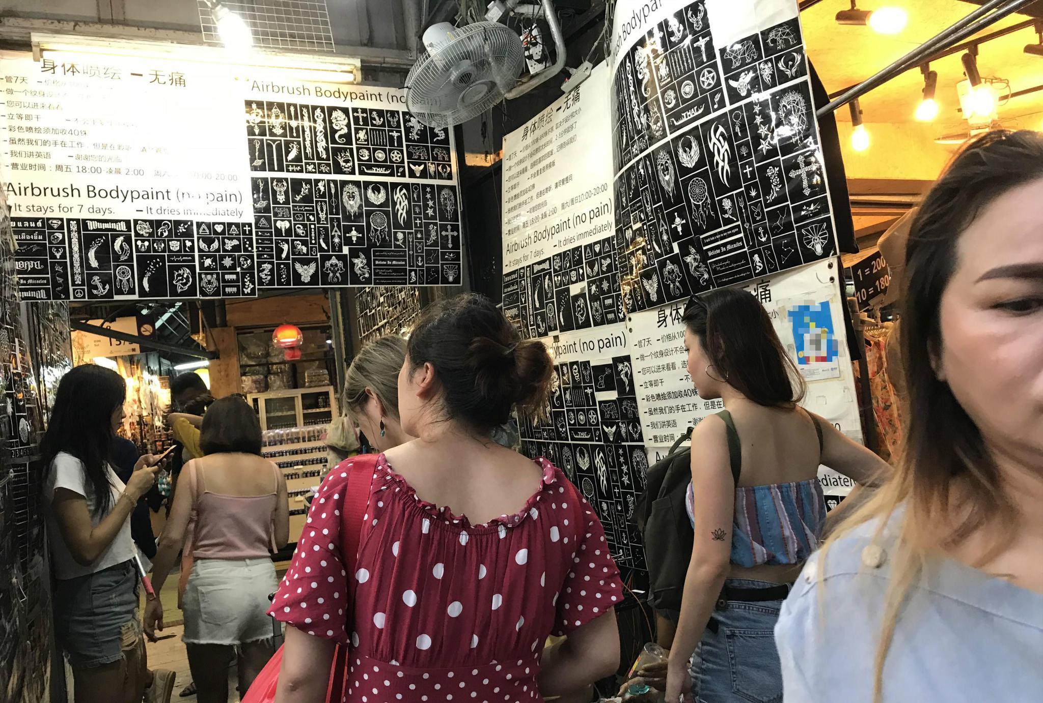 中国女子在泰国开了一个纹身店,全程用英语交流,一年收入两百万