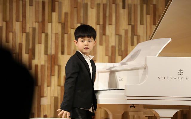 安吉化身钢琴小王子,不但拥有宋仲基的颜还弹得一手好钢琴!