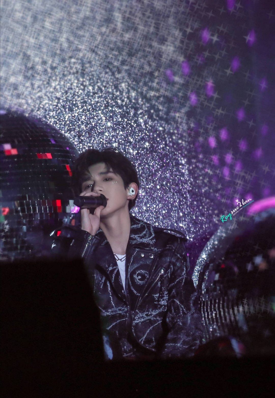 王源高调现身演唱会,白衬衫加透视感风衣,瞬间燃爆现场!