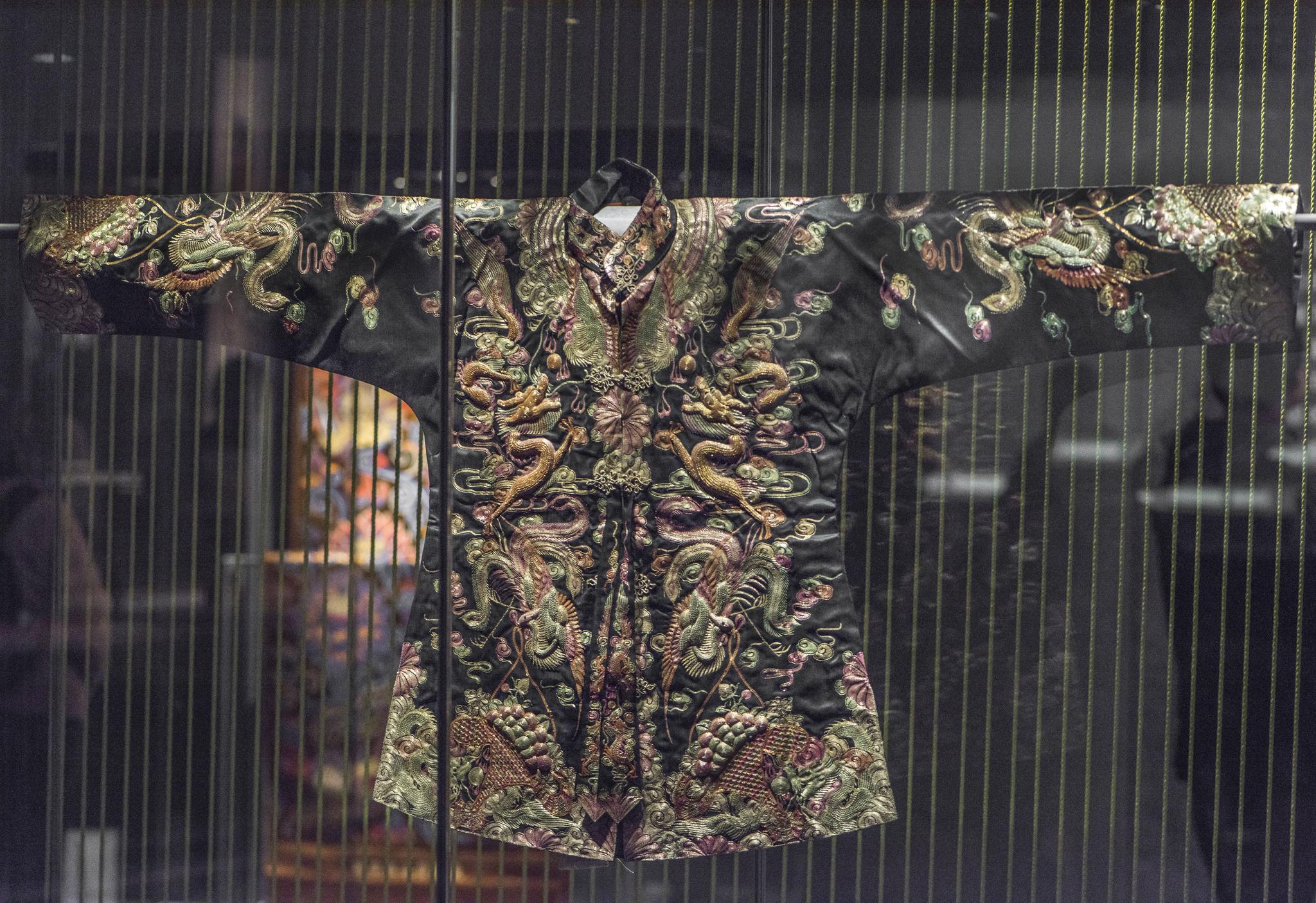 清华大学艺术博物馆藏· 清代青缎绣平金龙凤呈祥女