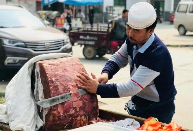 大叔卖小车牛肉,价格实惠让人不敢买,懂行的人说夹烧饼味道最棒