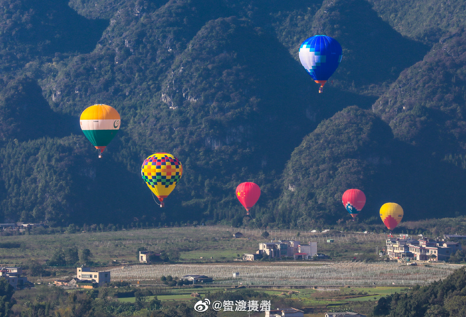 热气球飞越贵州万峰林 开启全新天空视角