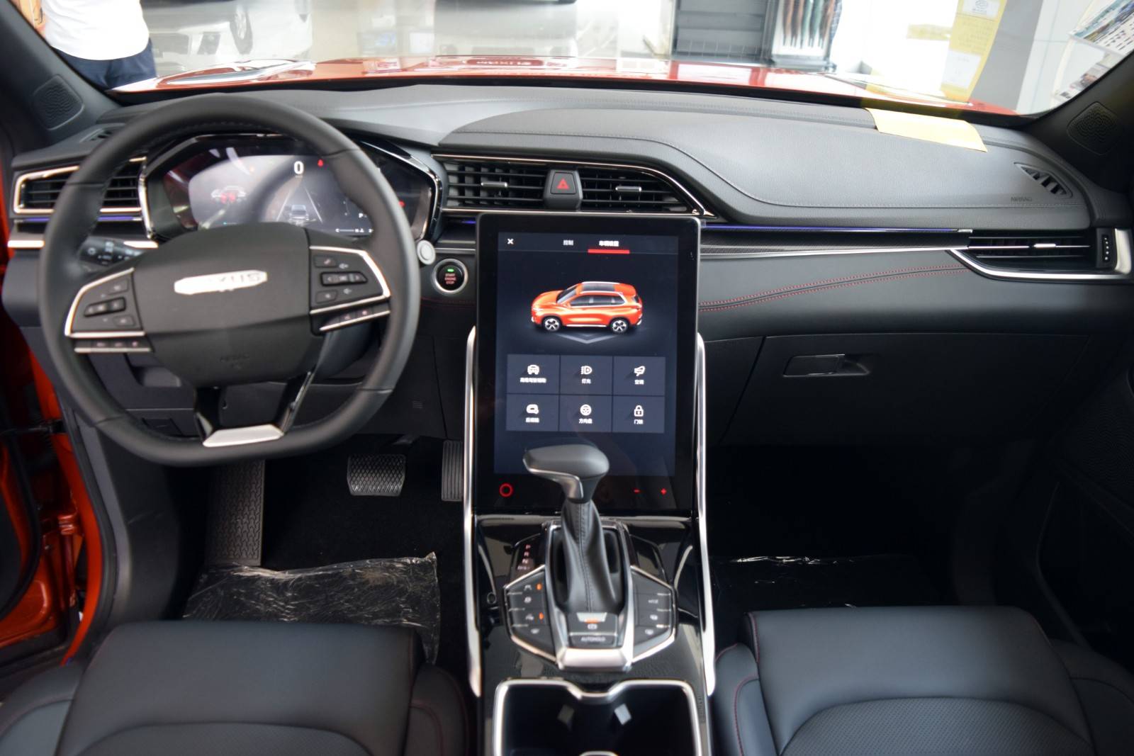 d60的内饰和驾乘空间.尾灯内好像有一条璀璨的星河,点亮后似火.