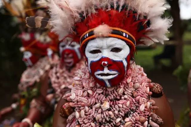 巴布亚新几内亚食人族部落人人口吐"鲜血",竟是因为一种水果