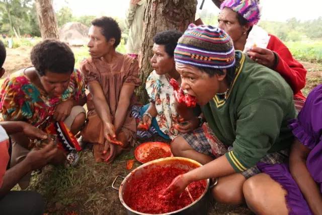 巴布亚新几内亚食人族部落人人口吐"鲜血",竟是因为一种水果