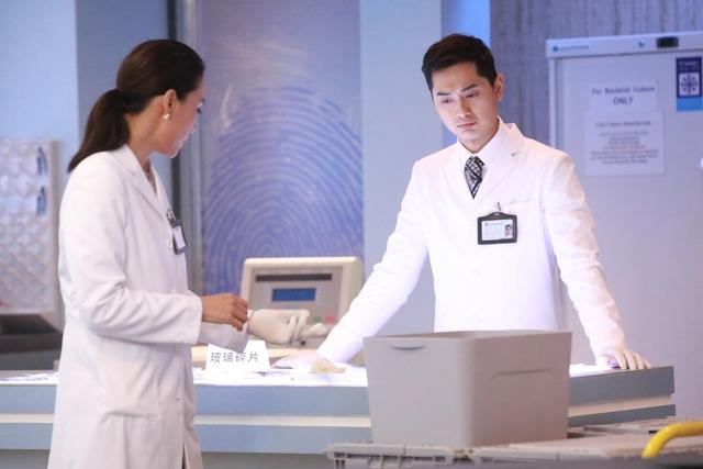 这也是郑俊弘第三次出演《法证》系列剧,他在头两部也是饰演梁小刚