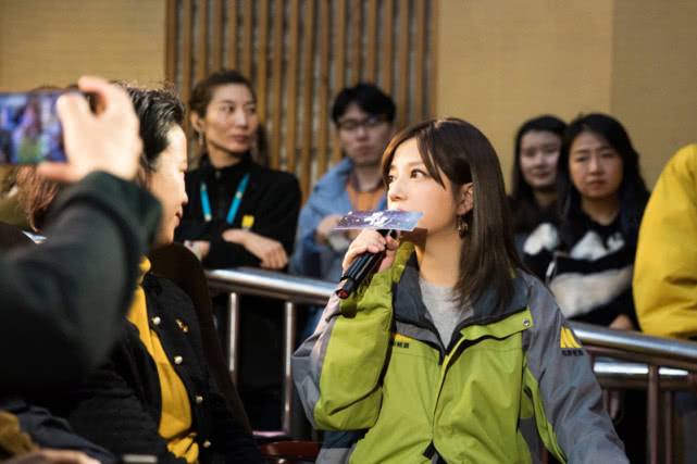 导演赵薇亮相《星光》看片会 呼吁关注扶贫