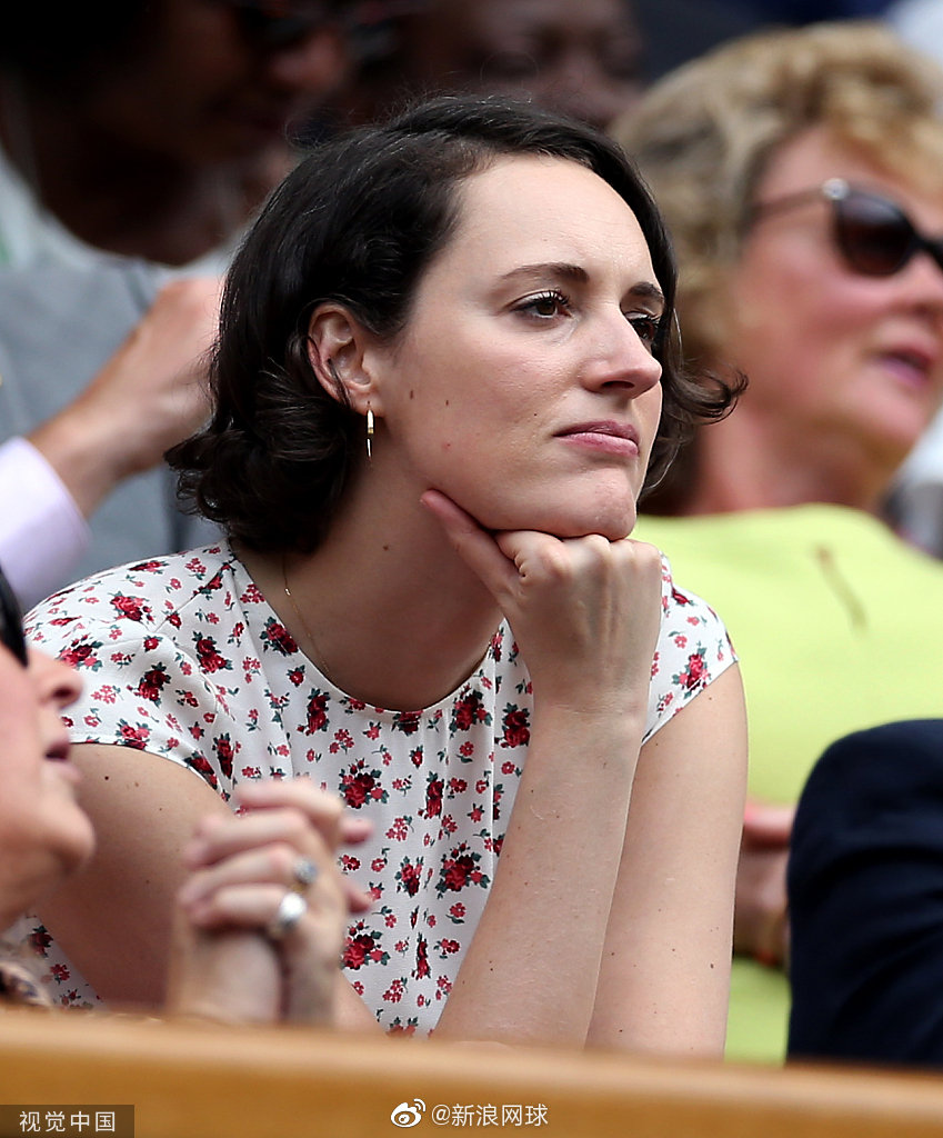 英国女演员菲比沃勒布里奇观战温网你们看过她的伦敦生活吗