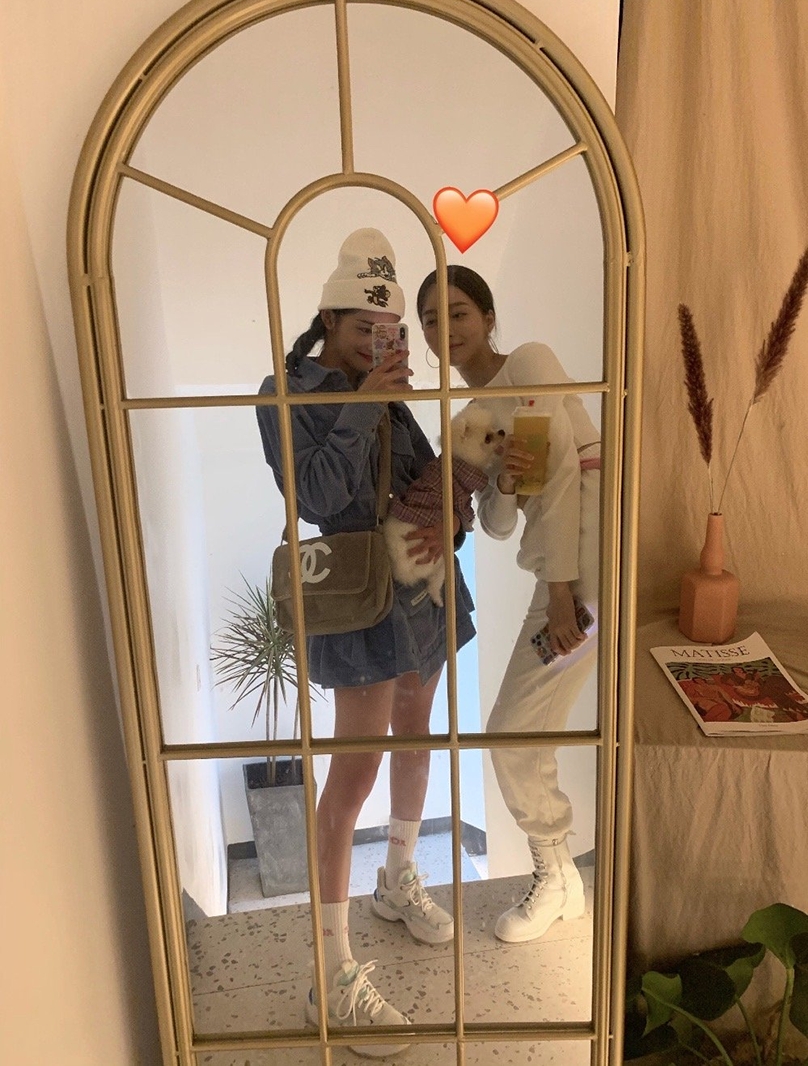 周洁琼陪闺蜜逛街晒照,又是满屏大长腿,"姐妹包"好甜蜜啊