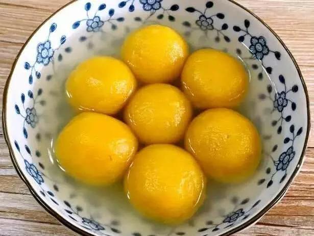 试试看,南瓜糯米芝麻汤圆,色泽诱人,软糯香甜,是不是很有食欲?