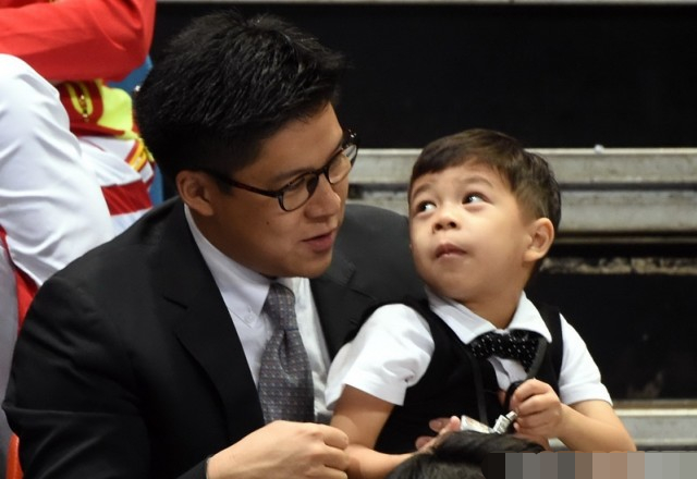 霍启刚1岁女儿照片曝光,吃手指好可爱,完美继承了奶奶的高颜值