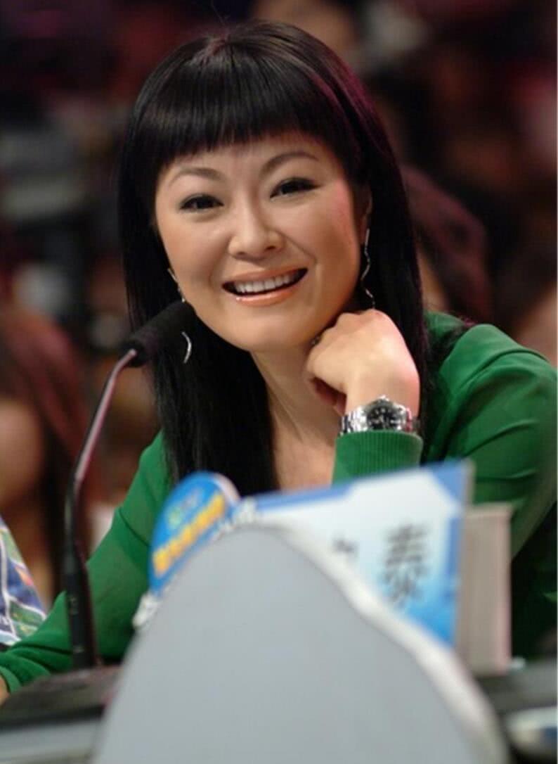 她跟老公都是央视主持人,两人坚持十年做丁克,意外怀孕收获幸福