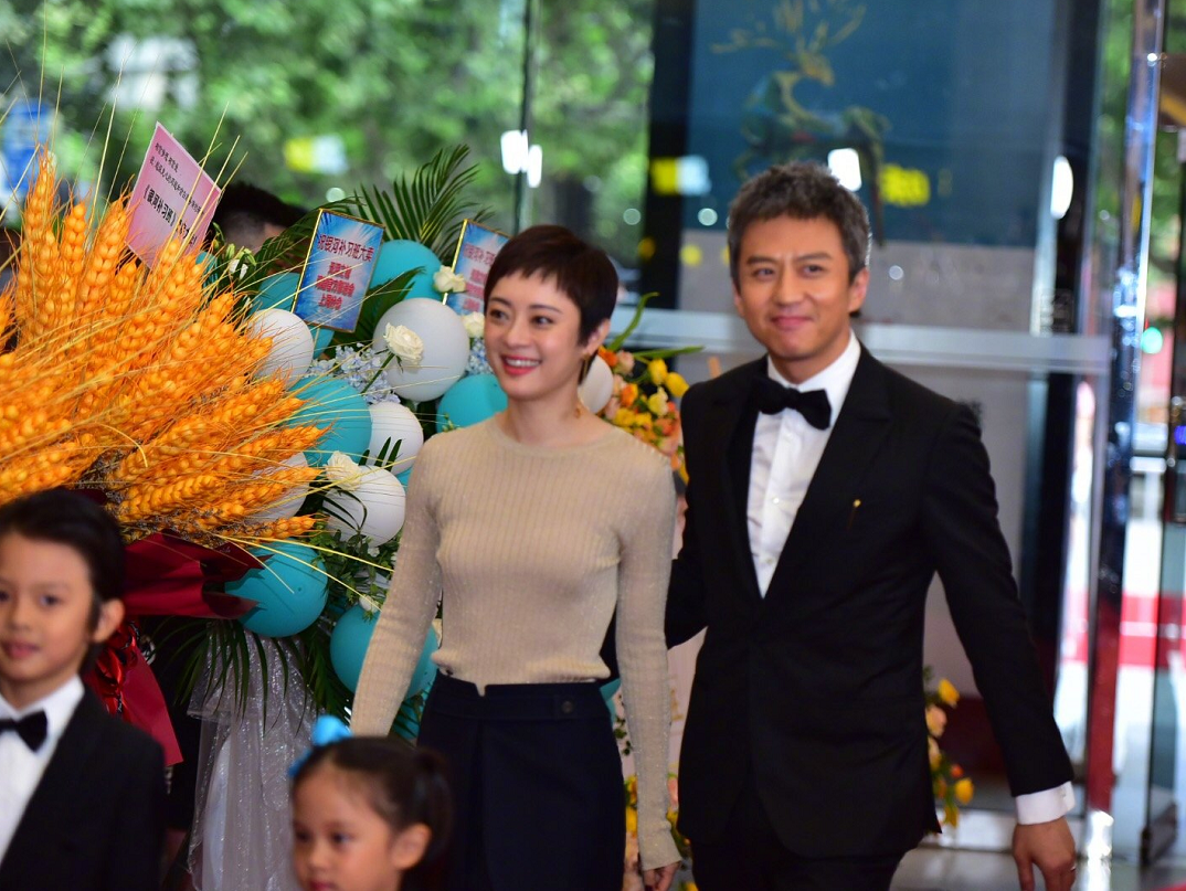 邓超孙俪一家四口罕同框红毯走秀气场足穿着却像四个季节