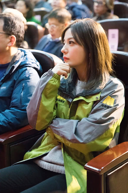 导演赵薇亮相《星光》看片会 呼吁关注扶贫