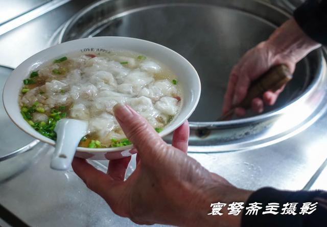 江西广丰廿四都的一种著名美食,当地人把这种袖珍的小馄饨叫清汤