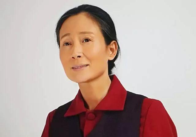 大江大河中的宋母不仅演技好换成时尚装后颜值也很高