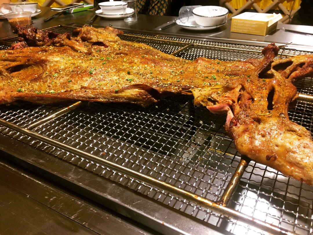 今天又烤羊啦! 围坐在一桌吃羊,真实快乐