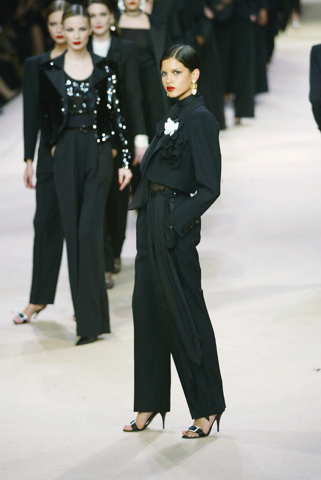 yves saint lauren haute couture s/s 2002 老爷子最经典的吸烟装