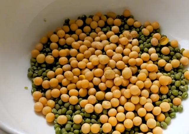 1,准备好100克的绿豆,100克的黄豆,清洗干净用清水浸泡一个晚上