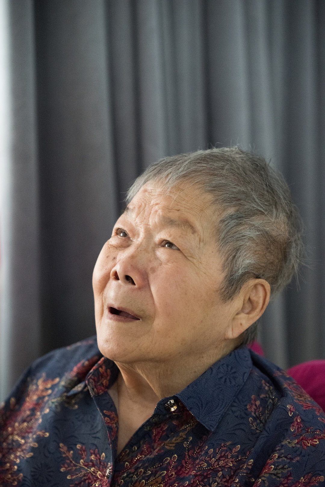 这是一位九十多岁的老奶奶患了老年痴呆症现在只有两三岁的大脑