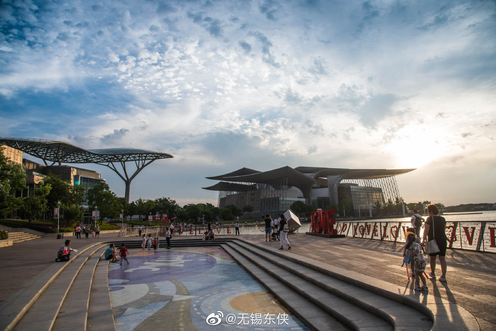 当夕阳缓缓的落入蠡湖,蠡湖边的万象城,大剧院才真正的热闹起来